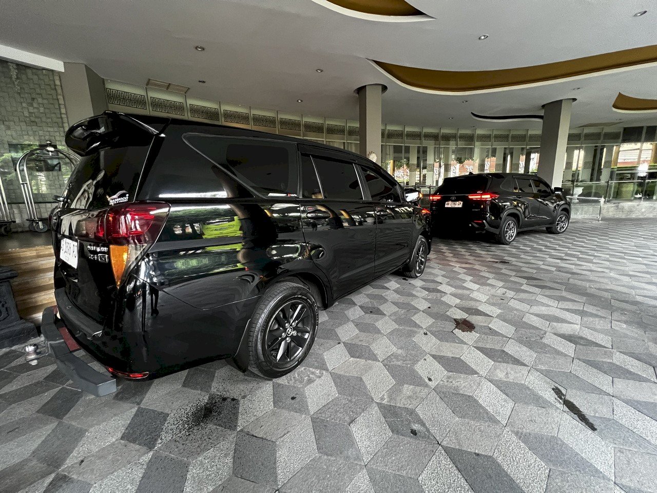 Harga Sewa Mobil Jogja 2026 Lengkap | Avanza, Innova Zenix, Hiace Premio & Alphard